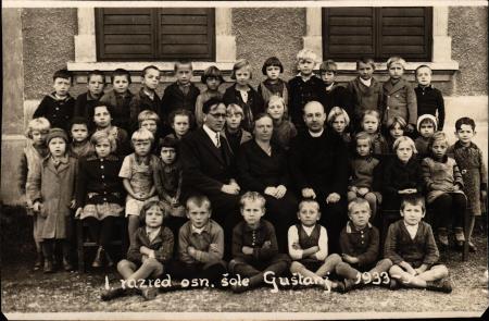 Učitelj Osnovne šole Guštanj z učenci, 1933.